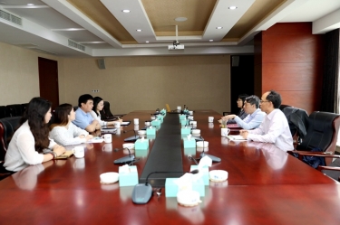 平湖市关工委主任邱其良莅临云顶国际官网纸业调研下一代工作