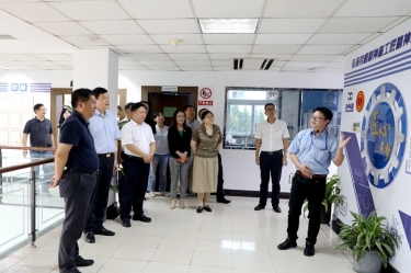 2020年7月29日，时任浙江省政协常委、社法委副主任、省总工会副主席、一级巡视员董建伟莅临云顶国际官网纸业调研新时代工匠培育工作